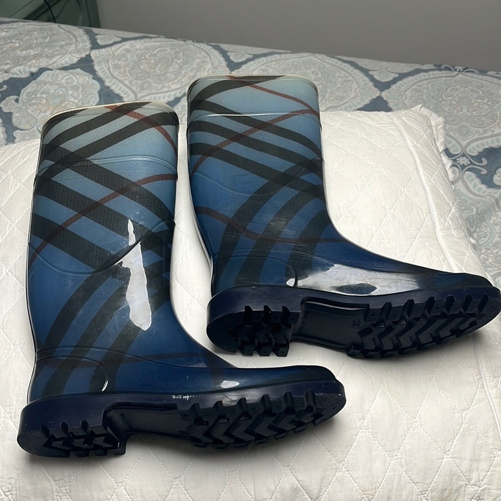 Burberry Rain Boots : Size 7.5